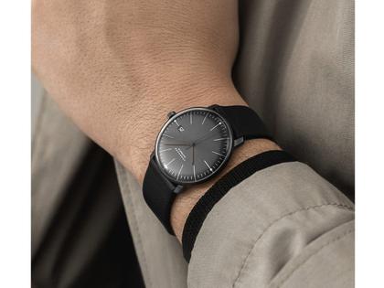 Junghans Max Bill Automatic Bauhaus Edelstahl 38mm schwarzes Zifferblatt schwarzes Lederband – Herrenuhren Uhr mit Datum aus Edelstahl und PVD beschichtet. Das Gehäuse ist rund und schwarz. Das Lederarmband ist schwarz. Das Zifferblatt ist ein Index in schwarz. – Ansicht 3