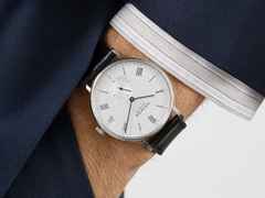 Nomos Glashütte Ludwig Neomatik 41 Datum 75 Jahre Grundgesetz Automatik Edelstahl 41mm weißes Zifferblatt schwarzes Lederband limitiert – Herrenuhren Uhr mit Datum aus Edelstahl und Leder. Das Gehäuse ist rund und silber. Das Lederarmband ist schwarz. Das Zifferblatt ist römisch Index und weiß. – Ansicht 7