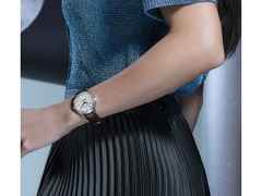 Frederique Constant Classics Moneta Moonphase Quarz 37mm silberfarbenes Zifferblatt braunes Lederband – Herrenuhren Uhr ohne Datum aus Edelstahl und Leder. Das Gehäuse ist rund und silber. Das Lederarmband ist braun. Das Zifferblatt ist ein Index in silber. – Ansicht 5
