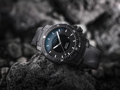 Mühle Glashütte Sea-Timer Blackmotion Automatik Edelstahl PVD-Schwarz 44mm schwarzes Zifferblatt schwarzes Kautschukband – Herrenuhren Uhr mit Datum aus Edelstahl, PVD beschichtet und Titancarbid beschichtet. Das Gehäuse ist rund und schwarz. Das Kautschuk / Kunststoff / Silikon Armband ist schwarz. Das Zifferblatt ist ein Index in schwarz. – Ansicht 3