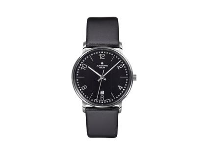 Junghans Milano Solar Quarz Edelstahl 37mm schwarzes Zifferblatt schwarzes Lederband – Herrenuhren Uhr mit Datum aus Edelstahl. Das Gehäuse ist rund und silber. Das Lederarmband ist schwarz. Das Zifferblatt ist ein Index in schwarz.