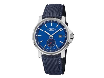 Mühle Glashütte 29er Big Kleine Sekunde Automatik Edelstahl 42,4mm blaues Zifferblatt blaues Textilband – Herrenuhren Uhr mit Datum aus Edelstahl. Das Gehäuse ist rund und silber. Das Textilarmband ist blau. Das Zifferblatt ist ein Index in blau.