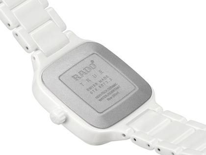 Rado True Square Quarz Keramik weiß 29mm Keramikband weiß – Damenuhren Uhr mit Datum aus Keramik und Titan. Das Gehäuse ist quadratisch und weiß. Das Keramikarmband ist weiß. Das Zifferblatt ist ein Index in weiß. – Ansicht 4