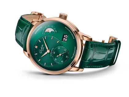 Glashütte Original PanoMaticLunar Automatik Rotgold 40mm grünes Zifferblatt grünes Lederband Dornschließe – Herrenuhren Uhr mit Datum aus 750 Rotgold. Das Gehäuse ist rund und roségold. Das Lederarmband Kroko / Alligator ist grün. Das Zifferblatt ist ein Index in grün. – Ansicht 2