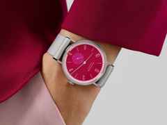 Nomos Glashütte Tangente 38 Datum "175 Years Watchmaking - Chili" Handaufzug Edelstahl pinkes Zifferblatt graues Textilband Glasboden – Herrenuhren Uhr mit Datum aus Edelstahl. Das Gehäuse ist rund und silber. Das Textilarmband ist grau. Das Zifferblatt ist arabisch Index und pink. – Ansicht 7