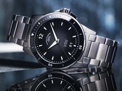 Mühle Glashütte Sportivo  Großdatum Automatik Edelstahl 42,5mm schwarzes Zifferblatt Metallband – Herrenuhren Uhr mit Datum aus Edelstahl, Keramik und Leder. Das Gehäuse ist rund und silber. Das Edelstahlarmband ist silber. Das Zifferblatt ist arabisch Index und schwarz. – Ansicht 2
