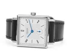 Nomos Glashütte Tetra 27 Handaufzug Edelstahl 27mm weißes Zifferblatt schwarzes Lederband – Damenuhren Uhr ohne Datum aus Edelstahl. Das Gehäuse ist quadratisch und silber. Das Lederarmband ist schwarz. Das Zifferblatt ist arabisch Index und silber. – Ansicht 3