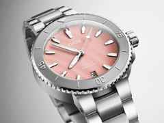 Oris Aquis Date Lady Automatik 36,5mm Edelstahl rosa Perlmutt-Zifferblatt Metallband – Damenuhren Uhr mit Datum aus Edelstahl. Das Gehäuse ist rund und silber. Das Edelstahlarmband ist silber. Das Zifferblatt ist ein Index in rosa. – Ansicht 2