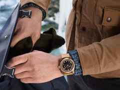 Montblanc 1858 Automatic Chronograph Monopusher Limited Edition 1858 Bronze – Herrenuhren Chronograph aus Bronze. Das Gehäuse ist rund und roségold. Das Textilarmband ist beige. Das Zifferblatt ist arabisch Index und schwarz. – Ansicht 3
