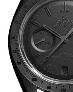 Omega Speedmaster Dark Side of the Moon Chronograph Automatik Keramik 44mm schwarzes Zifferblatt schwarzes Textilband – Herrenuhren Chronograph aus Keramik. Das Gehäuse ist rund und schwarz. Das Textilarmband ist schwarz. Das Zifferblatt ist ein Index in schwarz. – Ansicht 4