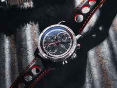 Mühle Glashütte Teutonia Sport I Chronograph Automatik Edelstahl 42mm schwarzes Zifferblatt schwarzes Lederband – Herrenuhren Chronograph aus Edelstahl, Kautschuk und Leder. Das Gehäuse ist rund und silber. Das Lederarmband ist schwarz. Das Zifferblatt ist ein Index in schwarz. – Ansicht 5