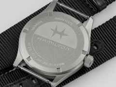 Hamilton Khaki Field Quartz Edelstahl 38mm schwarzes Zifferblatt schwarzes NATO-Textilband – Herrenuhren Uhr ohne Datum aus Edelstahl. Das Gehäuse ist rund und grau. Das Textilarmband ist schwarz. Das Zifferblatt ist ein Index in schwarz. – Ansicht 3