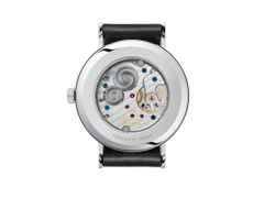Nomos Glashütte Tangente 38 Handaufzug Edelstahl 38mm weißes Zifferblatt schwarzes Lederband Glasboden – Herrenuhren Uhr ohne Datum aus Edelstahl und Leder. Das Gehäuse ist rund und silber. Das Lederarmband ist schwarz. Das Zifferblatt ist arabisch Index und weiß. – Ansicht 3