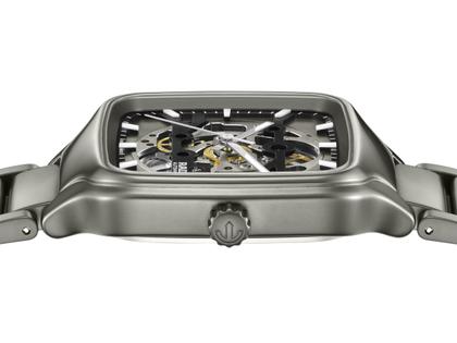 Rado True Square Skeleton Automatik Keramik 38mm skelettiertes Zifferblatt graues Keramikband – Herrenuhren Uhr ohne Datum aus Keramik und Titan. Das Gehäuse ist quadratisch und grau. Das Keramikarmband ist grau. Das Zifferblatt ist skelettiert und grau. – Ansicht 4