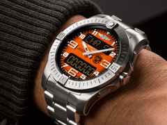Breitling Aerospace B70 Orbiter Quarz Titan 43mm orangenes Zifferblatt Metallband – Herrenuhren Uhr Multifunktion aus Titan. Das Gehäuse ist rund und grau. Das Titanarmband ist grau. Das Zifferblatt ist arabisch und orange. – Ansicht 4