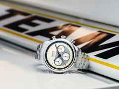 Union Glashütte Belisar Chronograph Silvretta Classic 2026 Limitierte Edition Automatik Edelstahl 44mm beiges Zifferblatt gelbes Textilband schwarzes Lederband und Metallband – Herrenuhren Chronograph aus Edelstahl und Leder. Das Gehäuse ist rund und silber. Das Textilarmband ist gelb. Das Zifferblatt ist ein Index in beige. – Ansicht 11