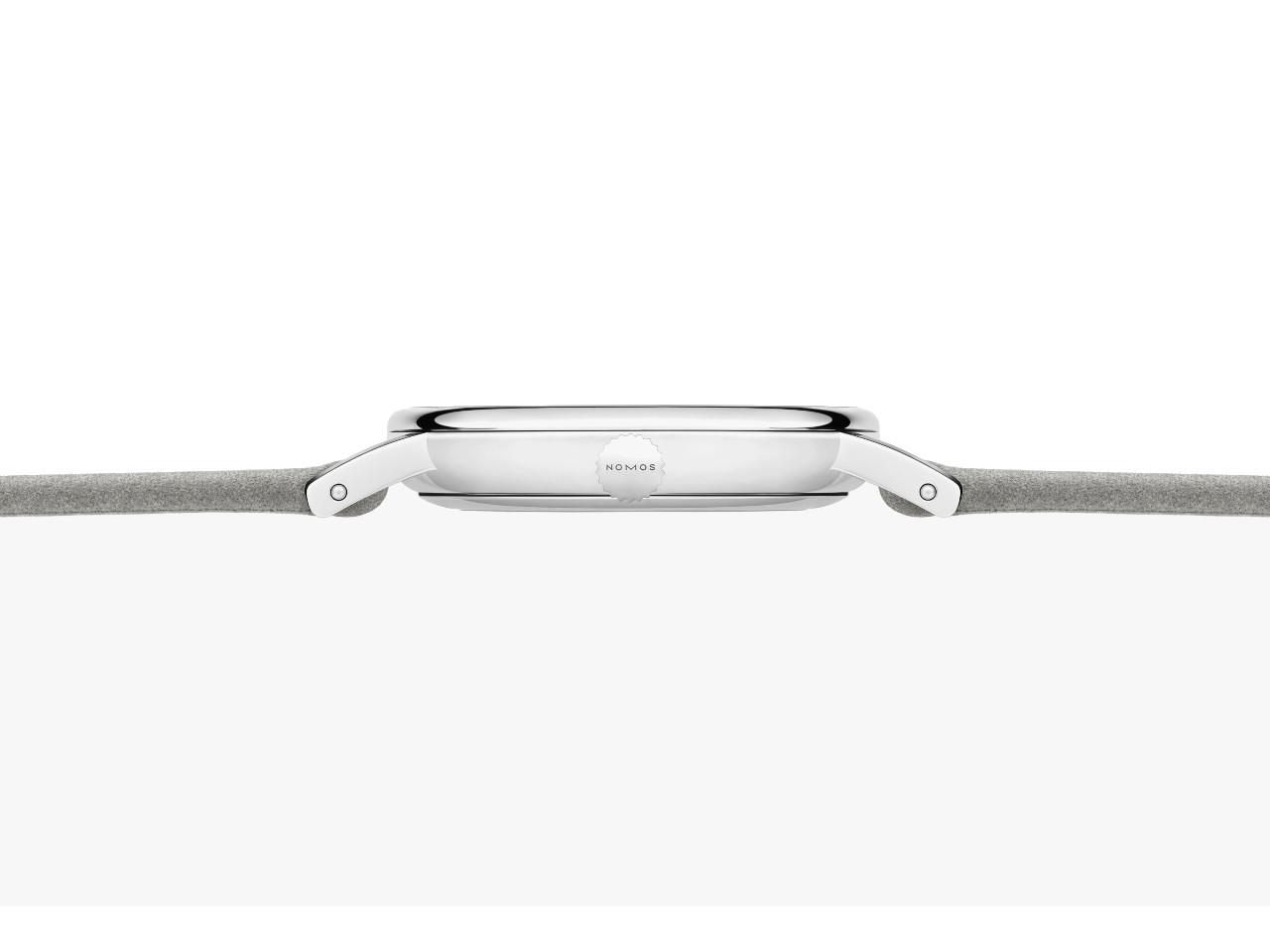 Nomos Glashütte Ludwig 33 75 Jahre Grundgesetz Handaufzug Edelstahl 33mm weißes Zifferblatt graues Lederband limitiert – Damenuhren Uhr ohne Datum aus Edelstahl und Leder. Das Gehäuse ist rund und silber. Das Lederarmband ist grau. Das Zifferblatt ist römisch Index und weiß. – Ansicht 3