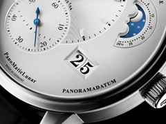 Glashütte Original PanoMaticLunar Automatik Edelstahl 40mm silbernes Zifferblatt blaues Textilband – Herrenuhren Uhr mit Datum aus Edelstahl. Das Gehäuse ist rund und silber. Das Textilarmband ist blau. Das Zifferblatt ist arabisch Index und silber. – Ansicht 4