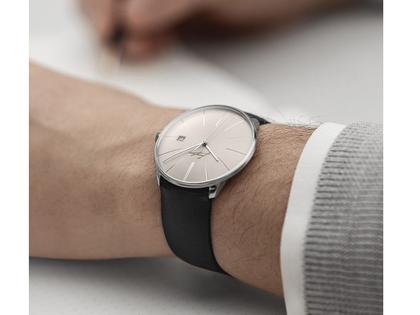 Junghans Meister fein Kleine Automatic Edelstahl 39mm weißes Zifferblatt schwarzes Lederband – Herrenuhren Uhr mit Datum aus Edelstahl und Leder. Das Gehäuse ist rund und silber. Das Lederarmband ist schwarz. Das Zifferblatt ist ein Index in grau. – Ansicht 4