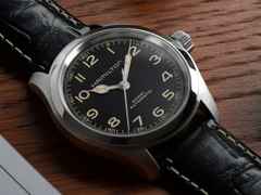 Hamilton Khaki Field Murph Automatik Edelstahl 38mm schwarzes Zifferblatt schwarzes Lederband – Herrenuhren Uhr ohne Datum aus Edelstahl und Leder. Das Gehäuse ist rund und silber. Das Lederarmband ist schwarz. Das Zifferblatt ist arabisch und schwarz. – Ansicht 9