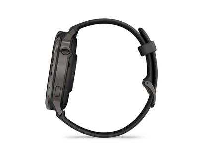 Garmin Venu 4 Quarz Edelstahl und Polymer Schiefergrau 45mm digitales Zifferblatt schwarzes Silikonband – Herrenuhren Uhr Multifunktion aus Edelstahl, Faserverstärktes Polymer und PVD beschichtet. Das Gehäuse ist rund und anthrazit. Das Kautschuk / Kunststoff / Silikon Armband ist schwarz. Das Zifferblatt ist digital und schwarz. – Ansicht 3