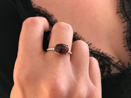 Nanis Dancing in the Rain Tourmalines Ring Gelbgold roter Turmalin groß – Ringe Ring mit Besatz aus 750 Gelbgold. – Ansicht 2
