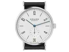 Nomos Glashütte Tangente 38 Datum Handaufzug Edelstahl 38mm weißes Zifferblatt schwarzes Lederband Glasboden – Herrenuhren Uhr mit Datum aus Edelstahl und Leder. Das Gehäuse ist rund und silber. Das Lederarmband ist schwarz. Das Zifferblatt ist arabisch Index und silber. – Ansicht 2