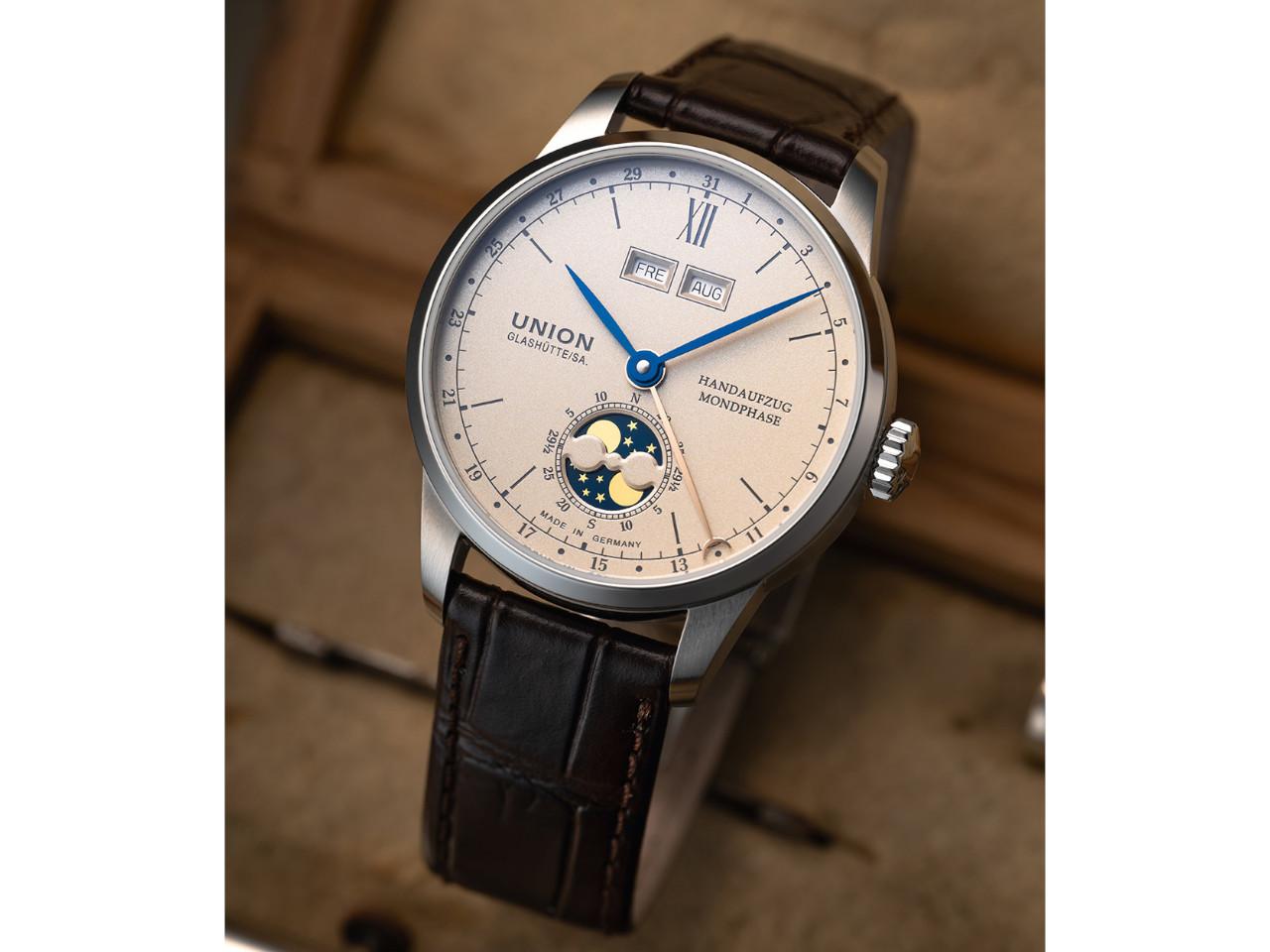 Union Glashütte 1893 Johannes Dürrstein Edition Doppelmondphase Handaufzug Edelstahl 41mm beiges Zifferblatt braunes Lederband – Herrenuhren Uhr mit Datum aus Edelstahl und Leder. Das Gehäuse ist rund und silber. Das Lederarmband ist braun. Das Zifferblatt ist römisch Index und beige. – Ansicht 5