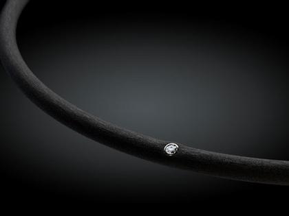 André Ribeiro Halsreif Kautschuk mit Brillant 0,06 – Halsschmuck Collier aus 750 Weißgold, Edelstahl, Kautschuk und und .