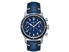 Montblanc 1858 Automatic Chronograph blau – Herrenuhren Chronograph aus Titan. Das Gehäuse ist rund und silber. Das Lederarmband ist blau. Das Zifferblatt ist arabisch Index und blau.