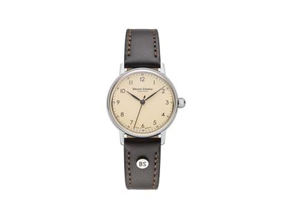 Bruno Söhnle Glashütte Bergamo Small Quarz Edelstahl 32mm beiges Zifferblatt braunes Lederband – Damenuhren Uhr ohne Datum aus Edelstahl. Das Gehäuse ist rund und silber. Das Lederarmband ist braun. Das Zifferblatt ist arabisch Index und beige.