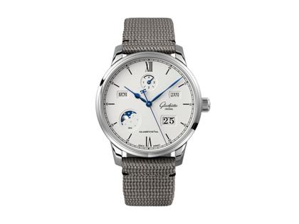 Glashütte Original Senator Excellence Ewiger Kalender Automatik Edelstahl 42mm silberweißes Zifferblatt graues Textilband – Herrenuhren Uhr mit Kalender aus Edelstahl. Das Gehäuse ist rund und silber. Das Textilarmband ist grau. Das Zifferblatt ist römisch Index und silber.