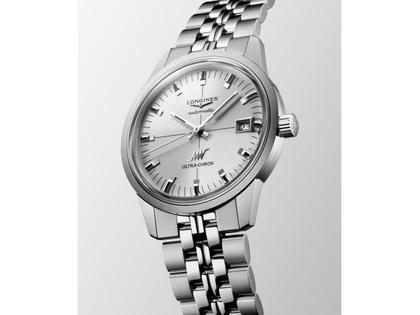 Longines Ultra Chron Classic Automatik Edelstahl 37mm silberfarbenes Zifferblatt Metallband – Herrenuhren Uhr mit Datum aus Edelstahl. Das Gehäuse ist rund und silber. Das Edelstahlarmband ist silber. Das Zifferblatt ist ein Index in silber. – Ansicht 2