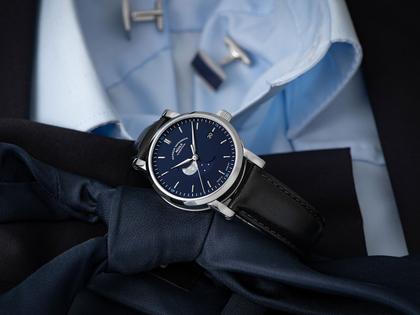 Mühle Glashütte Teutonia IV BlueMoon Automatik Edelstahl 39mm nachtblaues Zifferblatt schwarzes Lederband – Herrenuhren Uhr mit Datum aus Edelstahl und Leder. Das Gehäuse ist rund und silber. Das Lederarmband ist schwarz. Das Zifferblatt ist ein Index in blau. – Ansicht 3