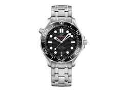 Omega Seamaster Diver 300M Automatik Edelstahl 42mm schwarzes Zifferblatt Metallband – Herrenuhren Uhr mit Datum aus Edelstahl und Keramik. Das Gehäuse ist rund und silber. Das Edelstahlarmband ist silber. Das Zifferblatt ist ein Index in schwarz.
