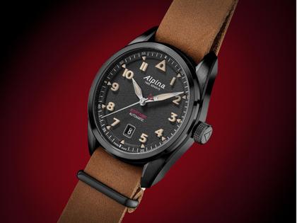 Alpina Startimer Pilot Automatik Edelstahl Schwarz-PVD 40mm schwarzes Zifferblatt braunes Lederband – Herrenuhren Uhr mit Datum aus Edelstahl und PVD beschichtet. Das Gehäuse ist rund und schwarz. Das Lederarmband ist braun. Das Zifferblatt ist arabisch Index und schwarz. – Ansicht 5