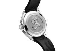 TAG Heuer Aquaracer Professional 300 Date Automatik Edelstahl 42mm schwarzes Zifferblatt schwarzes Kautschukband – Herrenuhren Uhr mit Datum aus Edelstahl und Keramik. Das Gehäuse ist rund und silber. Das Kautschuk / Kunststoff / Silikon Armband ist schwarz. Das Zifferblatt ist ein Index in schwarz. – Ansicht 3
