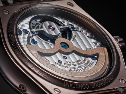 Frederique Constant Highlife Tourbillon Perpetual Calendar Manufacture Automatik Roségold 41mm blaues Zifferblatt blaues Lederband – Herrenuhren Uhr mit Kalender aus 750 Rotgold, Kautschuk und Leder. Das Gehäuse ist rund und roségold. Das Lederarmband Kroko / Alligator ist blau. Das Zifferblatt ist ein Index in blau. – Ansicht 5