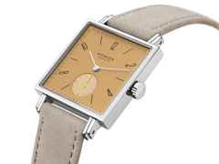 Nomos Glashütte Tetra Origins Ochra Handaufzug Edelstahl 29,5mm gelbes Zifferblatt graues Lederband Glasboden – Damenuhren Uhr ohne Datum aus Edelstahl und Leder. Das Gehäuse ist quadratisch und silber. Das Lederarmband ist grau. Das Zifferblatt ist arabisch Index und gelb. – Ansicht 4