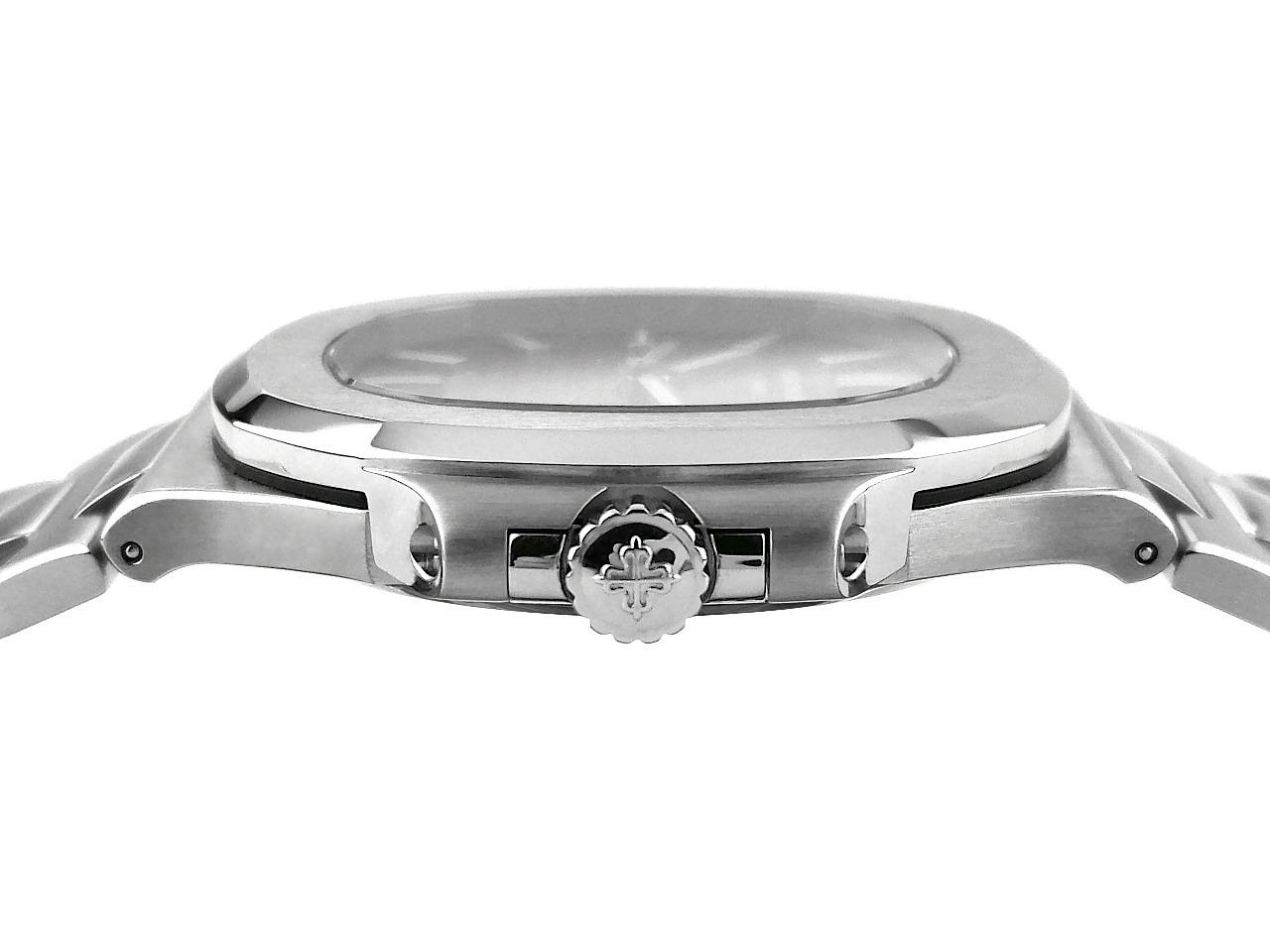 Juwelier Roller Patek Philippe Nautilus Automatik Edelstahl 40mm Metallband 5711/1A-010 Full Set mit Garantie Occasion Refurbished – Herrenuhren Uhr mit Datum aus Edelstahl. Das Gehäuse ist quadratisch und silber. Das Edelstahlarmband ist silber. Das Zifferblatt ist ein Index in blau. – Ansicht 4