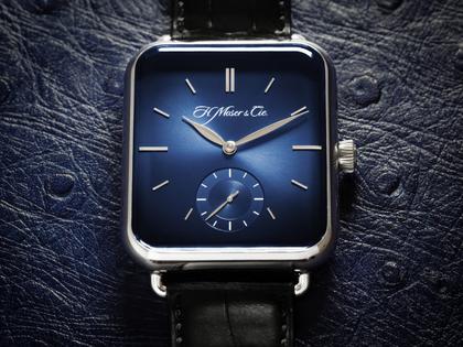 H. Moser & Cie. H. Moser Swiss Alp Watch Small Second Blau Fumé Handaufzug Weißgold 38x44mm blaues Zifferblatt schwarzes Lederband – Herrenuhren Uhr ohne Datum aus 750 Weißgold. Das Gehäuse ist rechteckig und silber. Das Lederarmband Kroko / Alligator ist schwarz. Das Zifferblatt ist ein Index in blau. – Ansicht 3