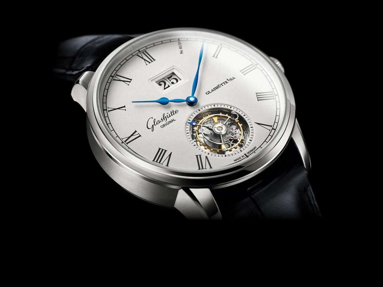 Glashütte Original Senator Alfred Helwig Tourbillon Automatik Weißgold 42mm weißes Zifferblatt blaues Lederband Limited Edition – Herrenuhren Uhr mit Datum aus 750 Weißgold. Das Gehäuse ist rund und silber. Das Lederarmband Kroko / Alligator ist blau. Das Zifferblatt ist römisch und silber. – Ansicht 2