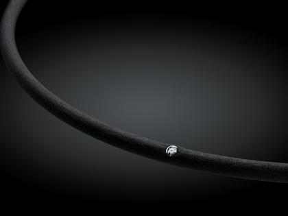 André Ribeiro Halsreif Kautschuk mit Brillant 0,03 – Halsschmuck Collier aus 750 Weißgold, Edelstahl, Kautschuk und und .
