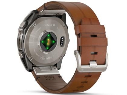 Garmin fenix 8 51mm AMOLED faserverstärktes Polymer Titan carbongrau beschichtet braunes Lederband – Herrenuhren Uhr Multifunktion aus DLC beschichtet und Titan. Das Gehäuse ist rund und grau. Das Lederarmband ist braun. Das Zifferblatt ist digital und schwarz. – Ansicht 4