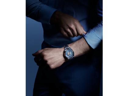 Omega Seamaster Aqua Terra 150M Automatik Edelstahl 43mm hellblaues Zifferblatt Metallband – Herrenuhren Uhr mit Datum aus Edelstahl. Das Gehäuse ist rund und silber. Das Edelstahlarmband ist silber. Das Zifferblatt ist ein Index in blau. – Ansicht 5