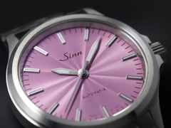 Sinn Spezialuhren 556 Malve Automatik Edelstahl 38,5mm rosa Zifferblatt Metallband limitiert – Damenuhren Uhr ohne Datum aus Edelstahl. Das Gehäuse ist rund und silber. Das Edelstahlarmband ist silber. Das Zifferblatt ist ein Index in rosa. – Ansicht 4