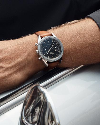 Omega Speedmaster '57 Chronograph Handaufzug Edelstahl 40mm schwarzes Zifferblatt Lederband – Herrenuhren Chronograph aus Edelstahl. Das Gehäuse ist rund und silber. Das Lederarmband ist braun. Das Zifferblatt ist ein Index in schwarz. – Ansicht 4