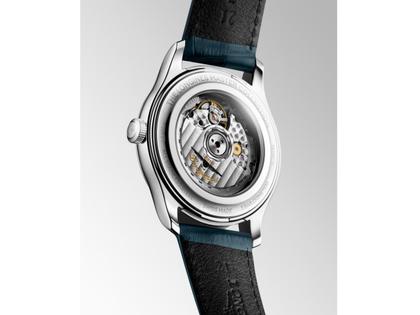 Longines Master Collection Automatik Edelstahl 41mm silbernes Zifferblatt blaues Lederband – Herrenuhren Uhr mit Datum aus Edelstahl und Leder. Das Gehäuse ist rund und silber. Das Lederarmband Kroko / Alligator ist blau. Das Zifferblatt ist arabisch und silber. – Ansicht 4