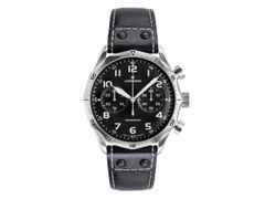 Junghans Meister Pilot Chronoscope Automatik Edelstahl 43mm schwarzes Zifferblatt schwarzes Lederband – Herrenuhren Chronograph aus Edelstahl. Das Gehäuse ist rund und silber. Das Lederarmband ist schwarz. Das Zifferblatt ist arabisch Index und schwarz.