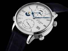 Glashütte Original Senator Cosmopolite Automatik Weißgold 44mm weißes Zifferblatt blaues Lederband – Herrenuhren Uhr mit Datum aus 750 Weißgold. Das Gehäuse ist rund und silber. Das Lederarmband Kroko / Alligator ist blau. Das Zifferblatt ist römisch und weiß. – Ansicht 2